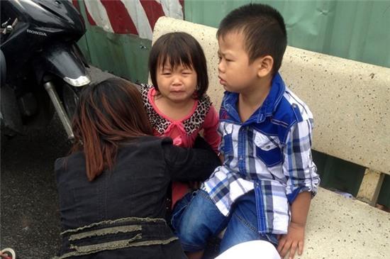 Om 2 con ngat xiu ben thi the chong bi xe tai can o Sai Gon hinh anh 2