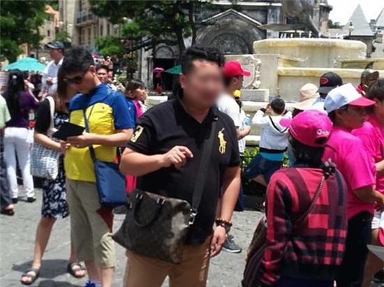 Cai trang theo doi khach Trung Quoc hanh xu vo van hoa hinh anh 1