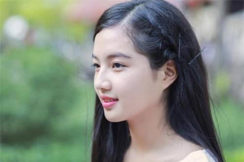 Thiếu nữ xinh đẹp ngủ gục trên bàn bỗng dưng nổi tiếng nói gì? - Ảnh 2.