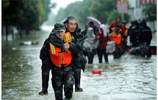 Các cảnh sát và những người cứu hộ đang đấu tranh để giải cứu những người dân trong trận lũ giang hồ Trung Quốc. Hãy xem hình ảnh của họ để cảm nhận sự hy sinh và lòng quyết tâm để bảo vệ người dân.