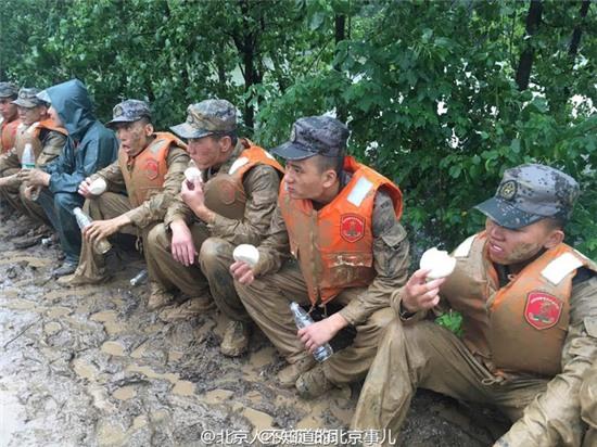 Tay thủng lỗ chỗ, chân nhăn nhúm vì xả thân cứu hộ trong trận lũ lịch sử tại Trung Quốc - Ảnh 11.