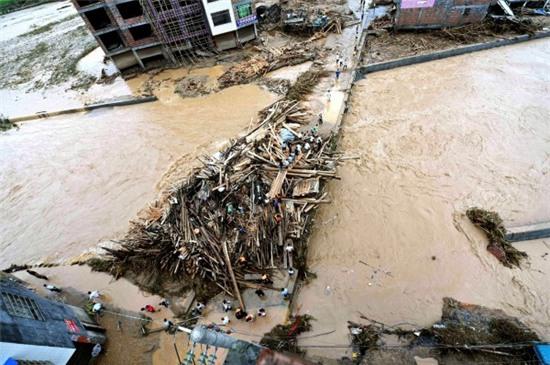 Tay thủng lỗ chỗ, chân nhăn nhúm vì xả thân cứu hộ trong trận lũ lịch sử tại Trung Quốc - Ảnh 15.