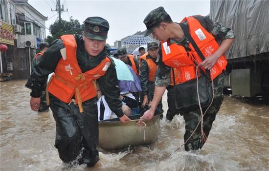 Tay thủng lỗ chỗ, chân nhăn nhúm vì xả thân cứu hộ trong trận lũ lịch sử tại Trung Quốc - Ảnh 3.