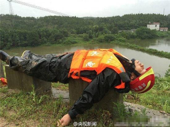 Tay thủng lỗ chỗ, chân nhăn nhúm vì xả thân cứu hộ trong trận lũ lịch sử tại Trung Quốc - Ảnh 8.