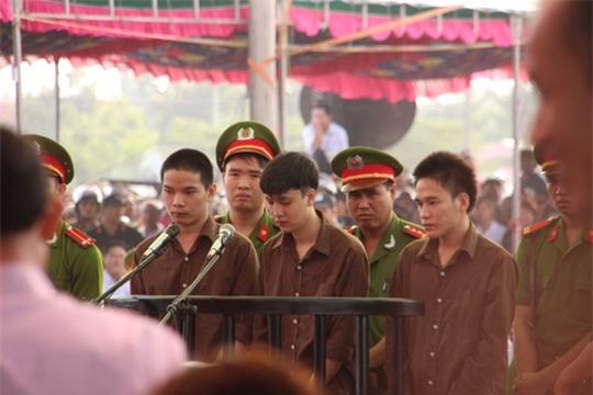 Đúng 1 năm sau ngày xảy ra vụ thảm sát Bình Phước, Nguyễn Hải Dương bật khóc - Ảnh 1.