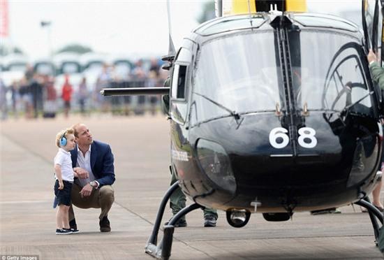 Hoàng tử nhí George thích thú khi xuất hiện trong buổi trình diễn không quân quân đội Anh - Ảnh 10.