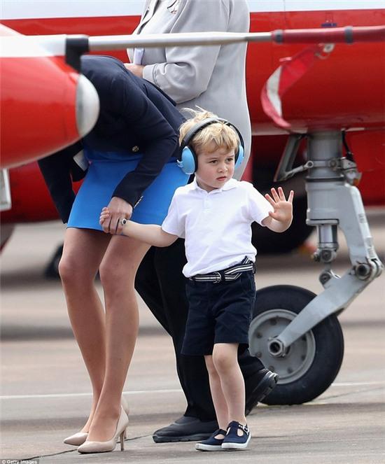 Hoàng tử nhí George thích thú khi xuất hiện trong buổi trình diễn không quân quân đội Anh - Ảnh 12.