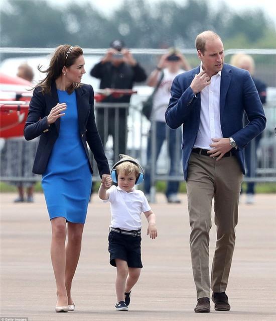 Hoàng tử nhí George thích thú khi xuất hiện trong buổi trình diễn không quân quân đội Anh - Ảnh 13.