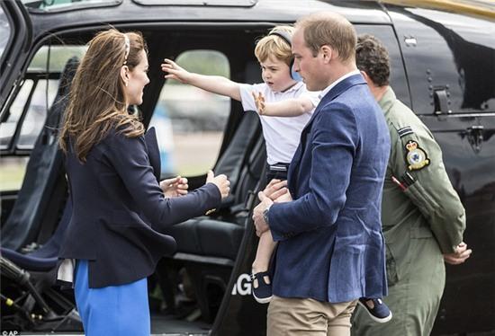 Hoàng tử nhí George thích thú khi xuất hiện trong buổi trình diễn không quân quân đội Anh - Ảnh 19.