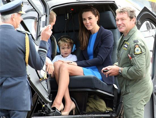 Hoàng tử nhí George thích thú khi xuất hiện trong buổi trình diễn không quân quân đội Anh - Ảnh 22.