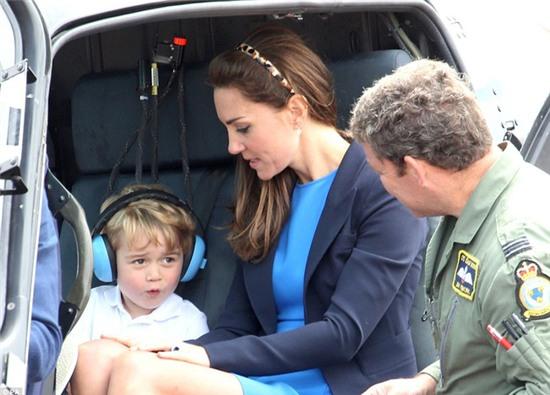 Hoàng tử nhí George thích thú khi xuất hiện trong buổi trình diễn không quân quân đội Anh - Ảnh 24.