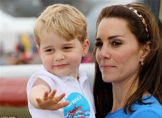 Hoàng tử nhí George thích thú khi xuất hiện trong buổi trình diễn không quân quân đội Anh - Ảnh 5.