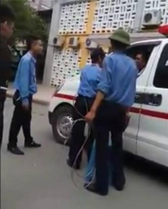 Đuổi việc 3 bảo vệ Bệnh viện Nhi Trung ương chặn xe cứu thương - Ảnh 1.