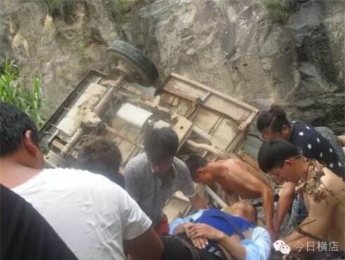 Sao Trung Quoc nguy hiem sau khi xe lao xuong o do cao 50 m hinh anh 1