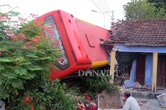 xe khach giuong nam tong sap nha dan, 5 nguoi bi thuong nang hinh anh 1