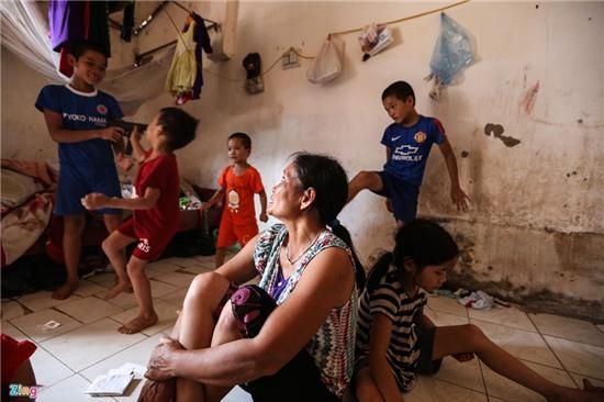 Cuoc doi cuc nhoc cua ba me sinh 14 dua con hinh anh 1