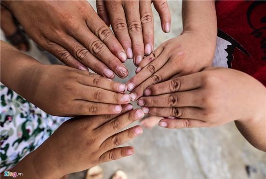 Cuoc doi cuc nhoc cua ba me sinh 14 dua con hinh anh 10