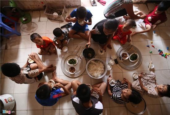 Cuoc doi cuc nhoc cua ba me sinh 14 dua con hinh anh 13