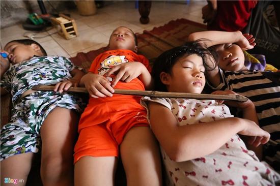 Cuoc doi cuc nhoc cua ba me sinh 14 dua con hinh anh 14