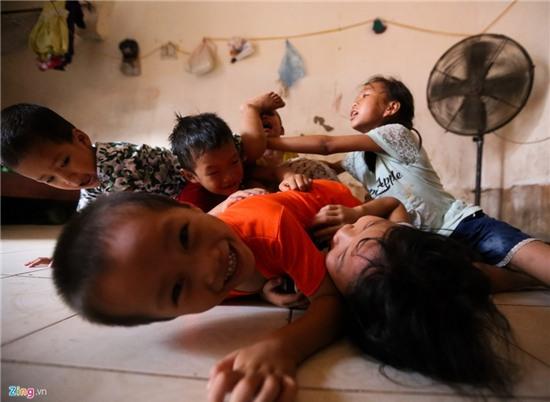 Cuoc doi cuc nhoc cua ba me sinh 14 dua con hinh anh 3