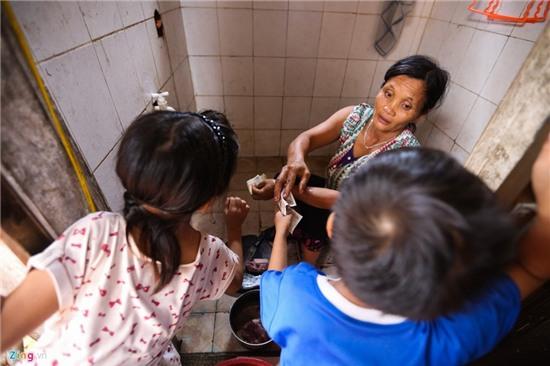 Cuoc doi cuc nhoc cua ba me sinh 14 dua con hinh anh 7