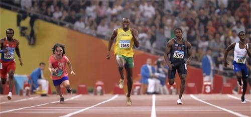 Một dân mạng khác lại biến cô bé thành vận động viên điền kinh.