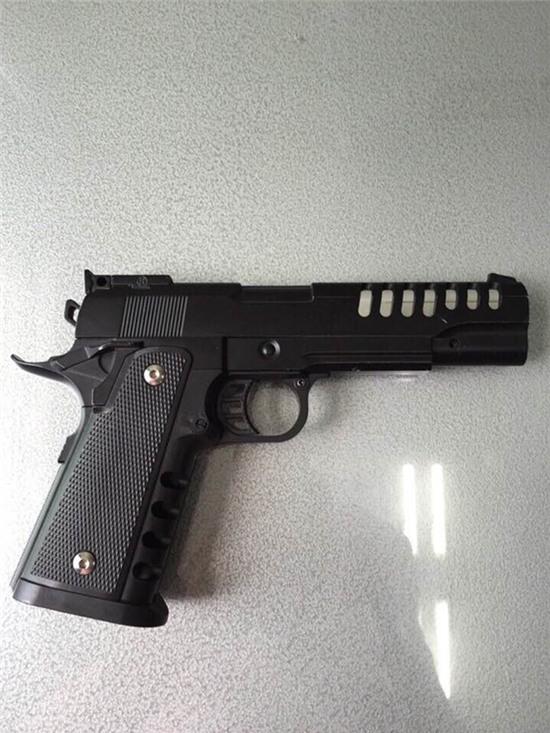 30 côn đồ tuổi teen truy sát 2 người trong quán cafe ở trung tâm Sài Gòn - Ảnh 2.