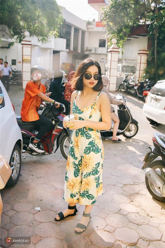 Street style giới trẻ 2 miền tuần qua: áo phông, shorts, kẻ & hoa lá rực rỡ tràn ngập - Ảnh 6.