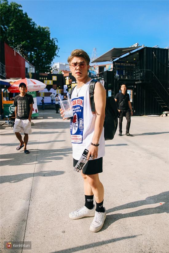 Street style giới trẻ 2 miền tuần qua: áo phông, shorts, kẻ & hoa lá rực rỡ tràn ngập - Ảnh 9.