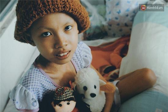 Bé gái ung thư bị bỏ rơi khi 20 ngày tuổi và 11 năm được chở che bởi người mẹ đặc biệt - Ảnh 1.