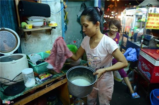 Cuoc song trong can nha tam giac 2 m2 o Sai Gon hinh anh 12