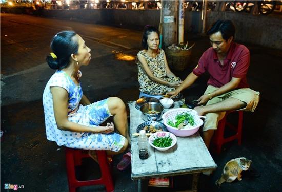 Cuoc song trong can nha tam giac 2 m2 o Sai Gon hinh anh 19