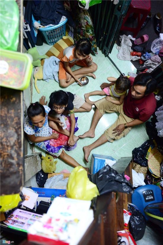 Cuoc song trong can nha tam giac 2 m2 o Sai Gon hinh anh 20