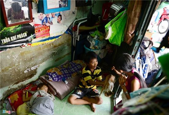 Cuoc song trong can nha tam giac 2 m2 o Sai Gon hinh anh 5