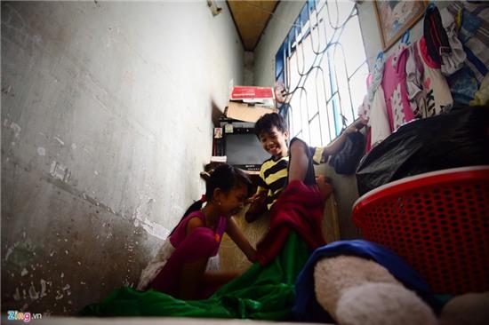 Cuoc song trong can nha tam giac 2 m2 o Sai Gon hinh anh 7