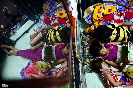 Cuoc song trong can nha tam giac 2 m2 o Sai Gon hinh anh 8