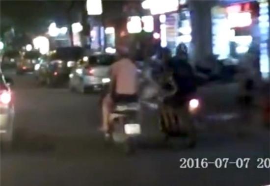 Bi giat tui xach, 2 co gai di Liberty suyt dam vao oto hinh anh 1