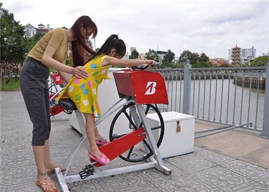 đạp xe, lọc nước, bờ Kênh Nhiêu Lộc - Thị Nghè, Sài Gòn, ô nhiễm