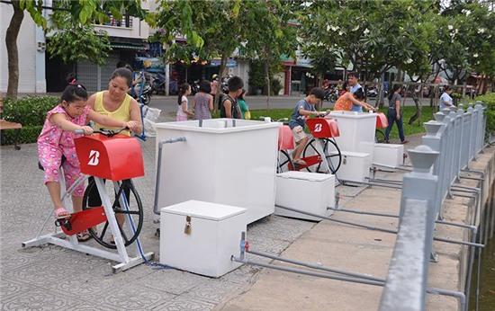 đạp xe, lọc nước, bờ Kênh Nhiêu Lộc - Thị Nghè, Sài Gòn, ô nhiễm