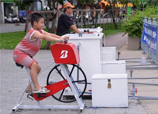 đạp xe, lọc nước, bờ Kênh Nhiêu Lộc - Thị Nghè, Sài Gòn, ô nhiễm