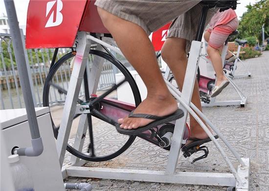 đạp xe, lọc nước, bờ Kênh Nhiêu Lộc - Thị Nghè, Sài Gòn, ô nhiễm