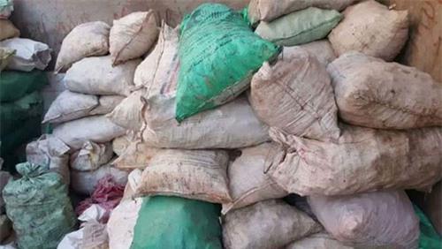 nhung hinh anh kinh hai ben trong xuong san xuat nuoc ep hoa qua o ai cap - 1