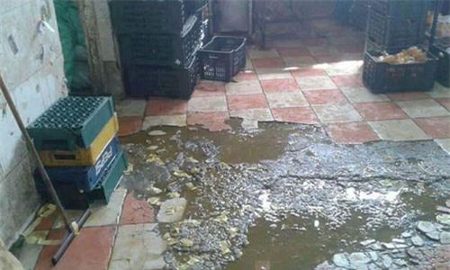 nhung hinh anh kinh hai ben trong xuong san xuat nuoc ep hoa qua o ai cap - 10