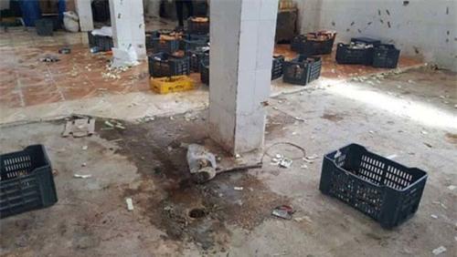 nhung hinh anh kinh hai ben trong xuong san xuat nuoc ep hoa qua o ai cap - 3