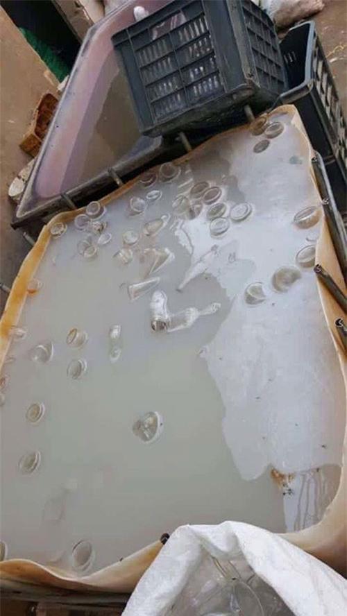 nhung hinh anh kinh hai ben trong xuong san xuat nuoc ep hoa qua o ai cap - 6