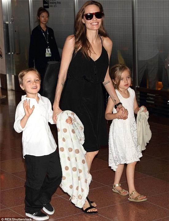 Mummy's favourite's: Angelina with her youngest children&nbsp;Knox and Vivienne in Japan back in 2014