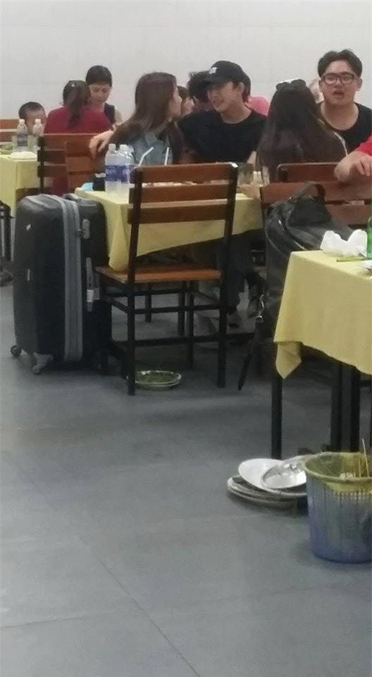 Lộ ảnh thân mật giữa B Trần và Quỳnh Anh Shyn tại quán ăn - Tin sao Viet - Tin tuc sao Viet - Scandal sao Viet - Tin tuc cua Sao - Tin cua Sao