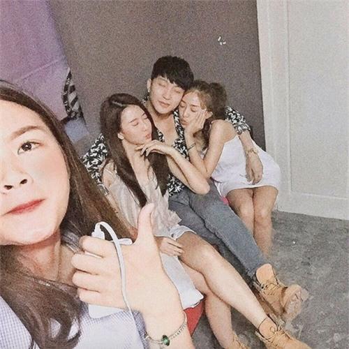 Cách đây không lâu,&nbsp;B Trần và Quỳnh Anh Shyn bất ngờ xuất hiện thân mật trong bức hình được một người bạn đăng tải trên Instagram. Trong ảnh, cả hai khoác vai khá thân thiết, bên cạnh là cô nàng Salim nhưng điều đáng chú ý đó&nbsp;là B Trần và Quỳnh Anh Shyn&nbsp;lại đi giày đôi. - Tin sao Viet - Tin tuc sao Viet - Scandal sao Viet - Tin tuc cua Sao - Tin cua Sao