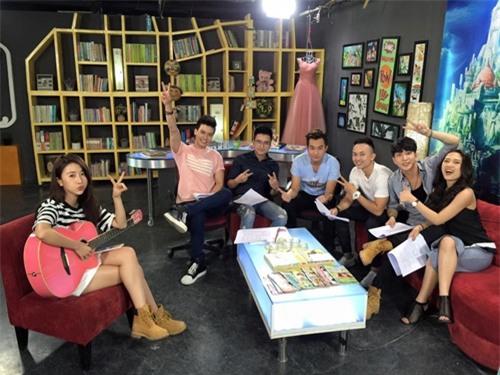 Nhiều người đặt ra nghi vấn, cặp đôi đã nối lại tình xưa…nhưng&nbsp;B Trần khẳng định là không có thật. Anh chia sẻ, tuy không còn yêu nhau nhưng cả hai vẫn là bạn bè, vui vẻ trò chuyện với nhau. - Tin sao Viet - Tin tuc sao Viet - Scandal sao Viet - Tin tuc cua Sao - Tin cua Sao