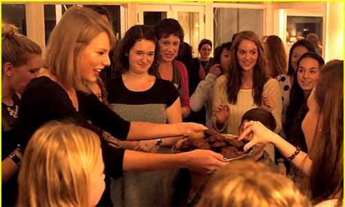 10 hành động chứng tỏ Taylor Swift yêu fan nhất trong năm 2014 1